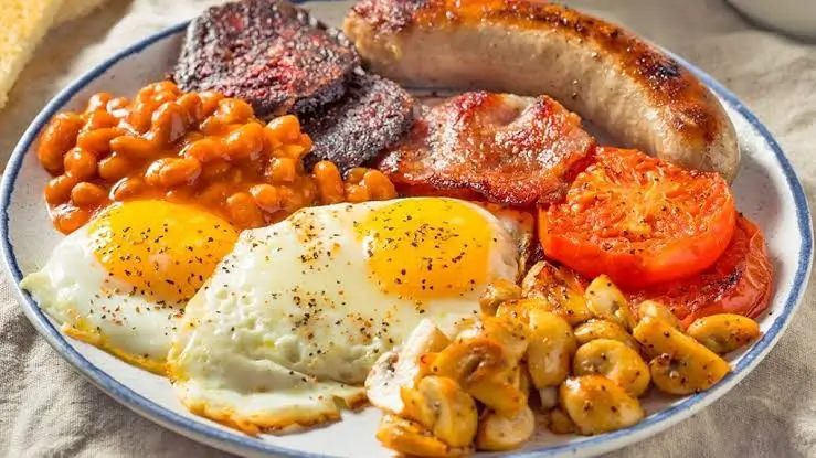 All-day breakfast with eggs, bacon, baked beans, mushrooms and tomato